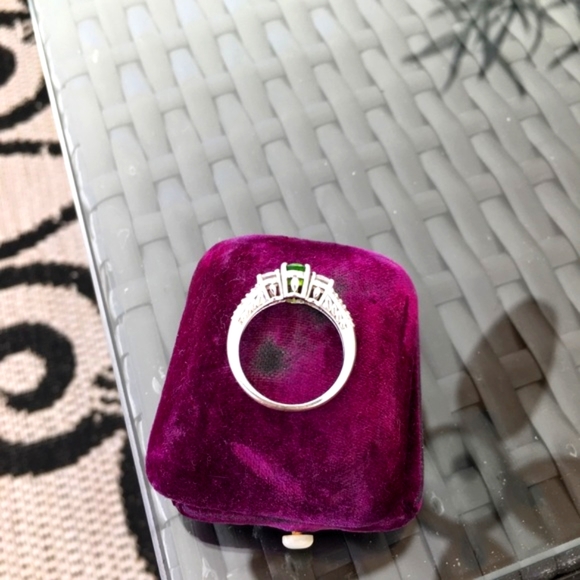 Vintage Liz Gorgeous Emerald Green Ring 💚 - Picture 3 of 4